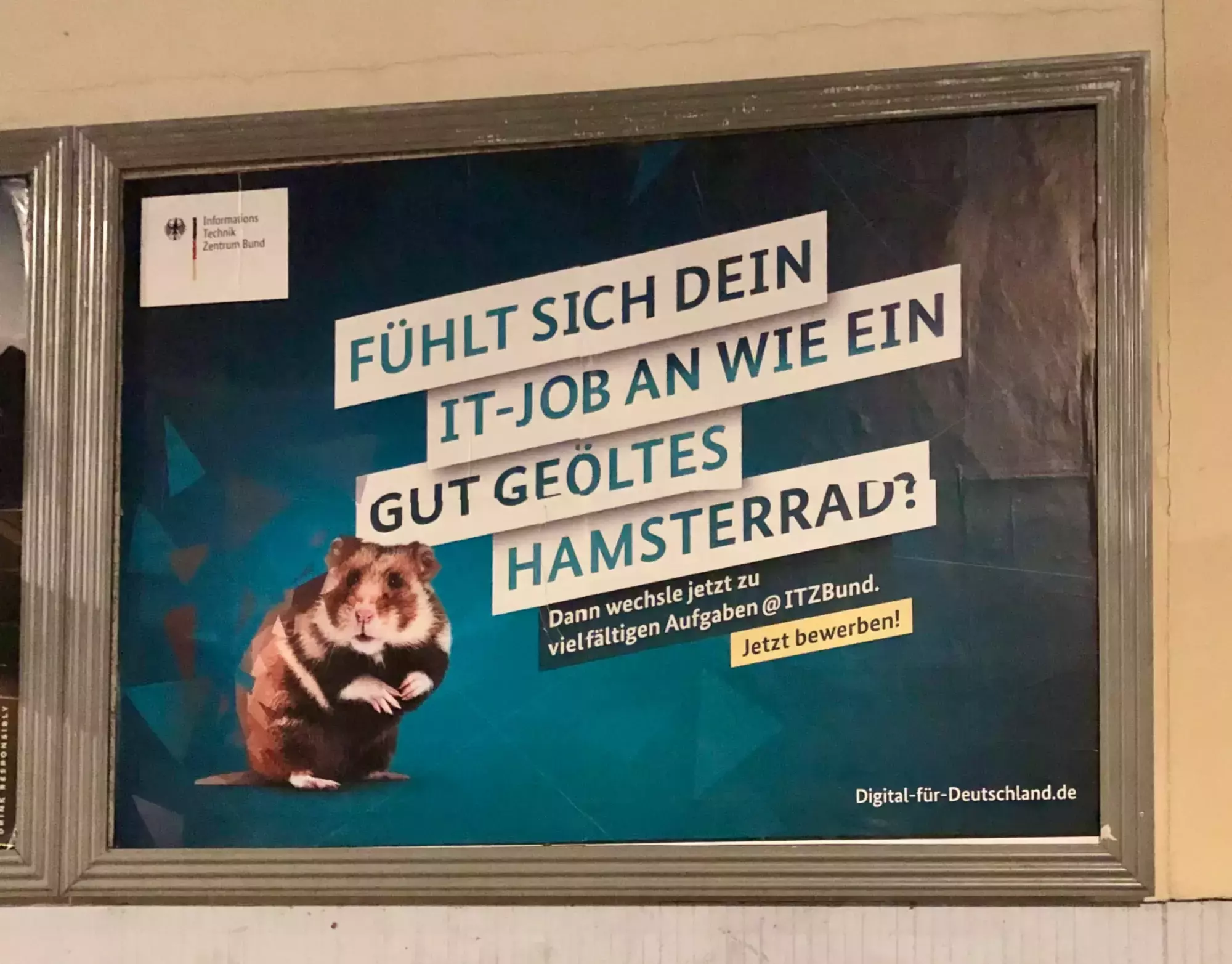 Foto von einem Plakat der Kampagne auf einer Hauswand. Darauf die Headline zu lesen:
Das Studium für ein Deutschland ohne Faxen.