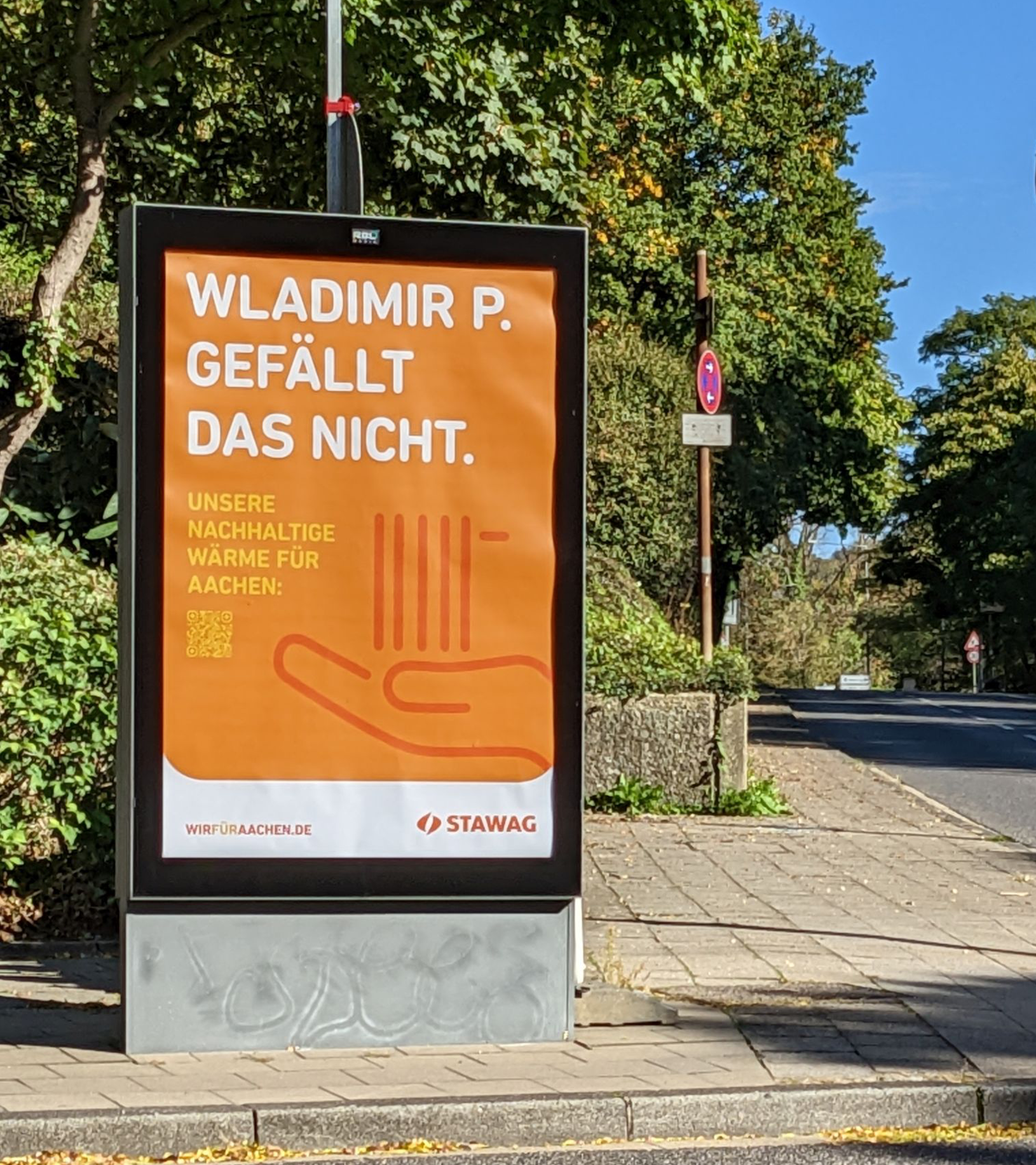 Ein Plakat in einem Ausstellerkasten. Darauf der Slogan "Wladimir P. gefällt das nicht"