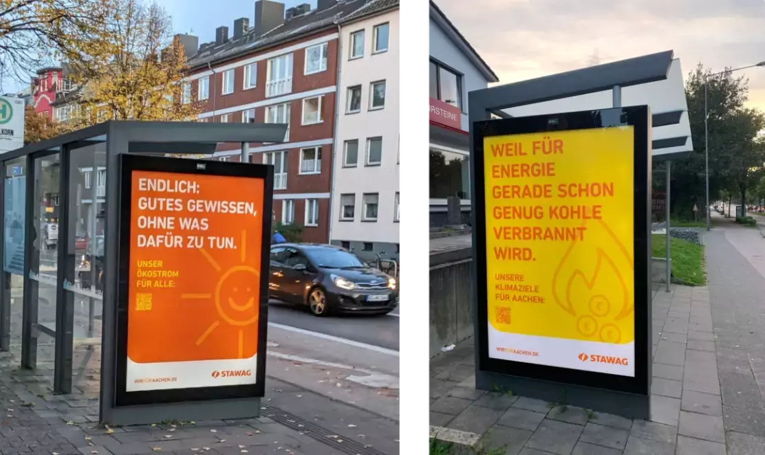 Drei Plakate im Straßenbild.