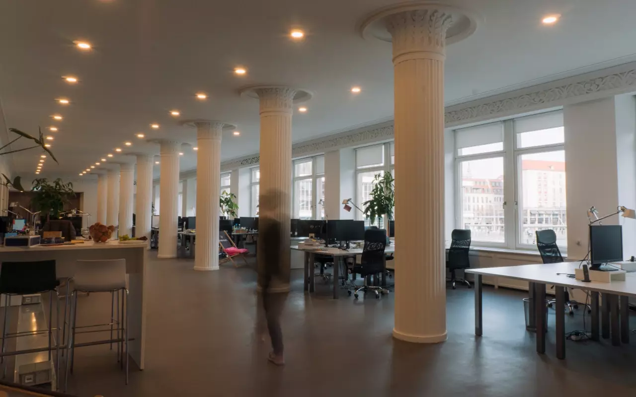 Ein Großraumbüro mit Säulen in der Mitte.