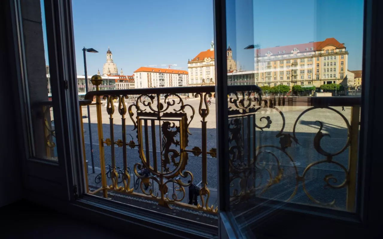 Blick aus dem Bürofenster auf den Dresdner Altmarktplatz.