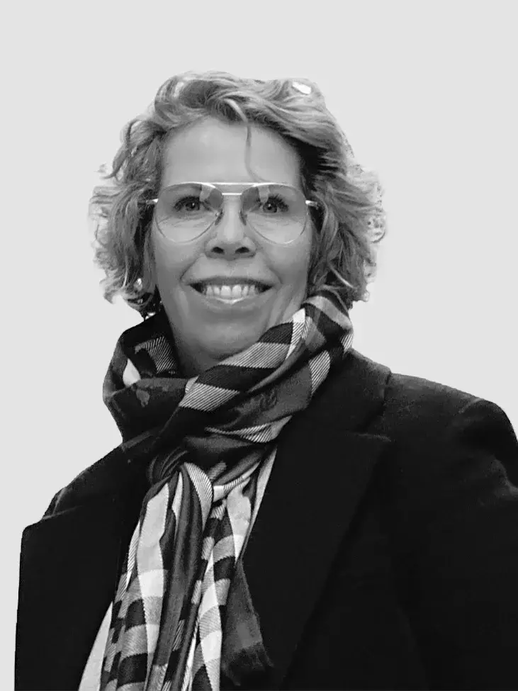 Birte Wagener mit Brille und Schal.