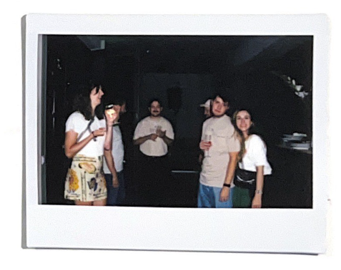 Ein Polaroid von fünf Kollegen von Ressourcenmangel
